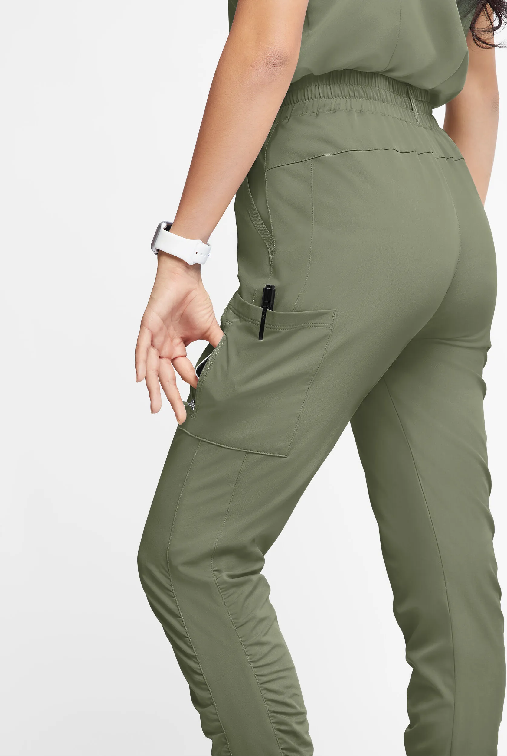 Pantalón médico WhisperLite Calla estilo cargo con pierna fruncida y 6 bolsillos para mujer