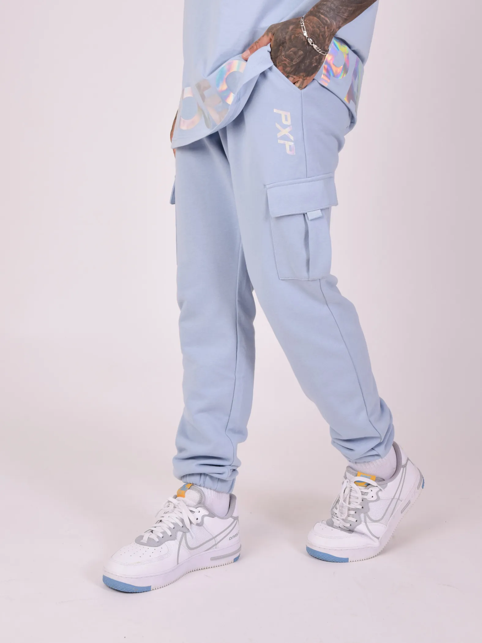 Pantalones de chándal con escritura iridiscente