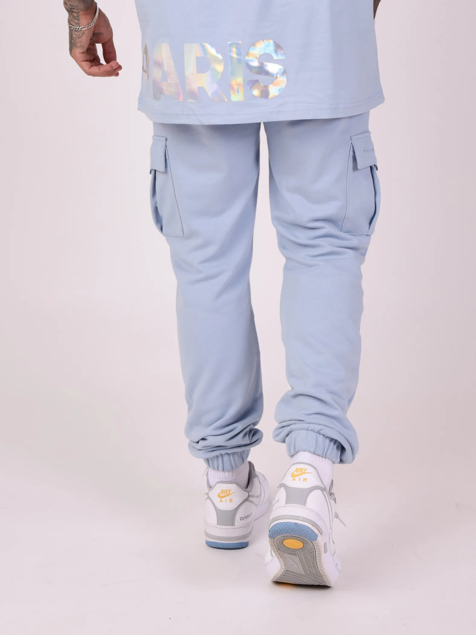 Pantalones de chándal con escritura iridiscente