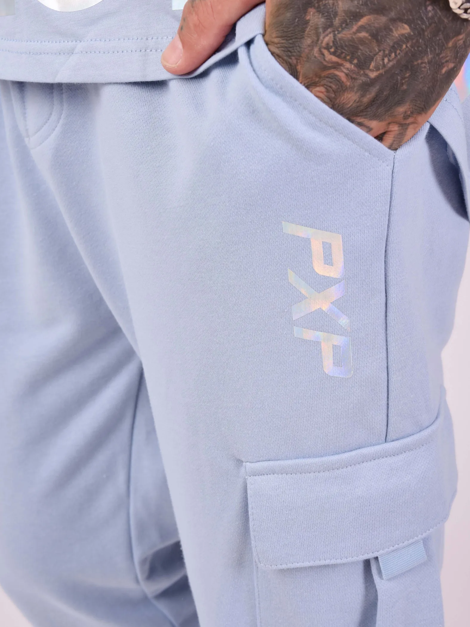 Pantalones de chándal con escritura iridiscente