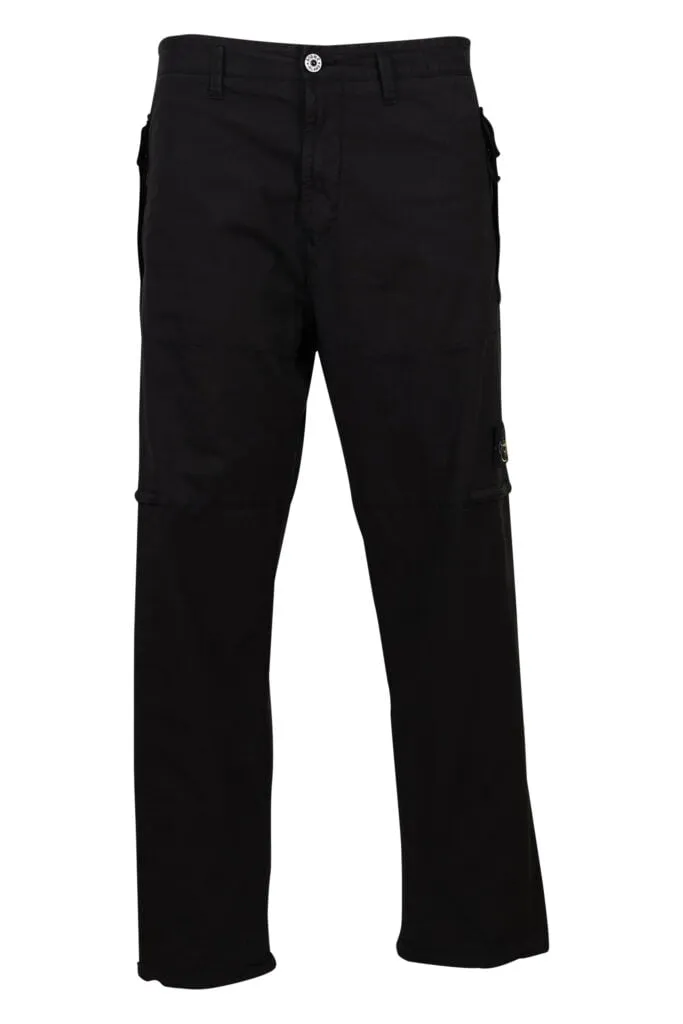 Pantalón cargo negro con bolsillos y logo parche