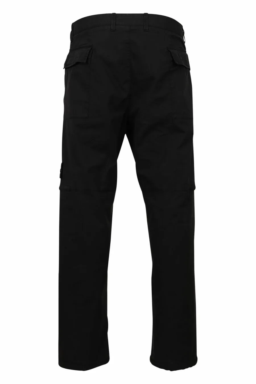 Pantalón cargo negro con bolsillos y logo parche
