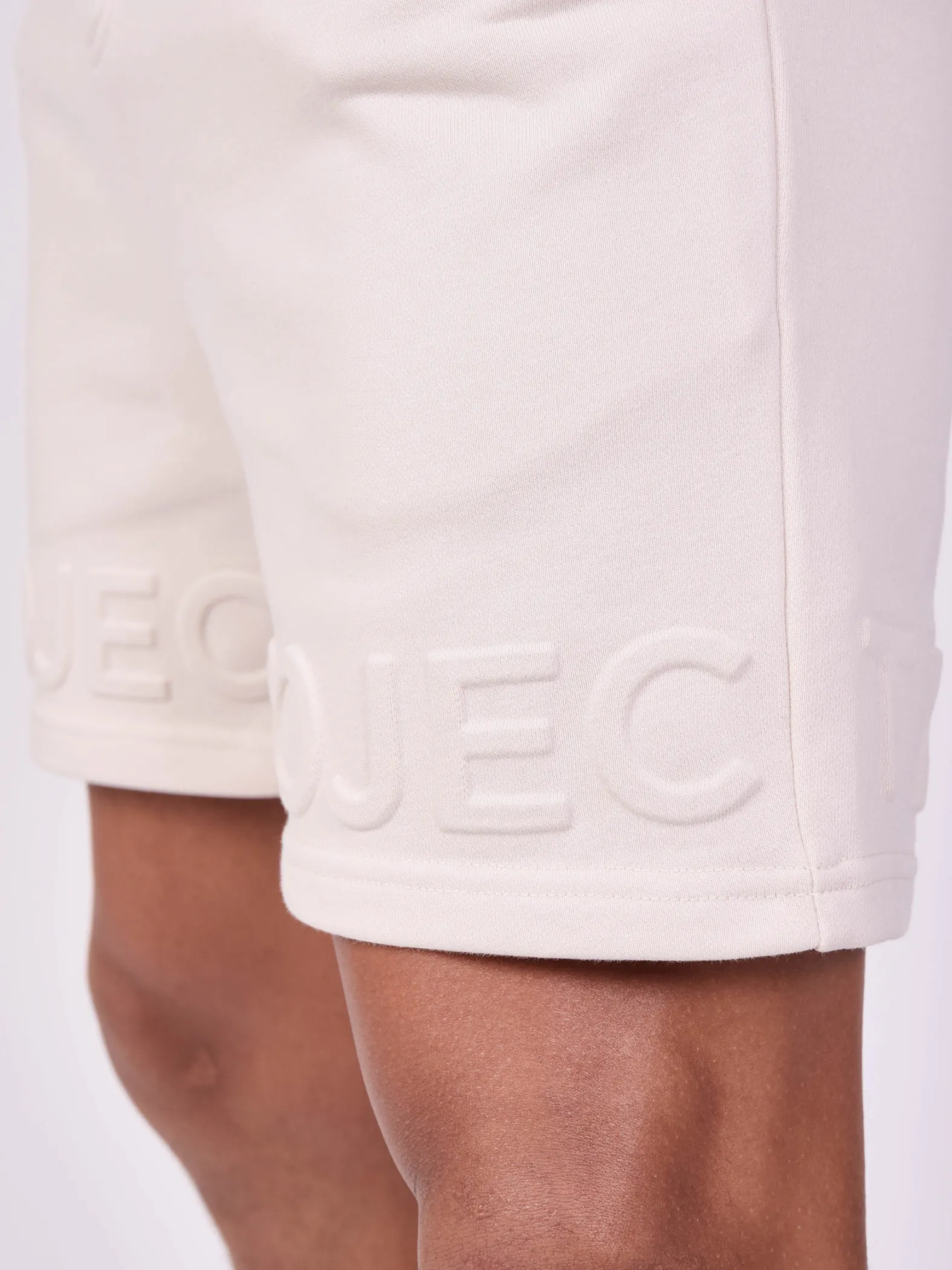 Pantalón corto con logotipo en relieve