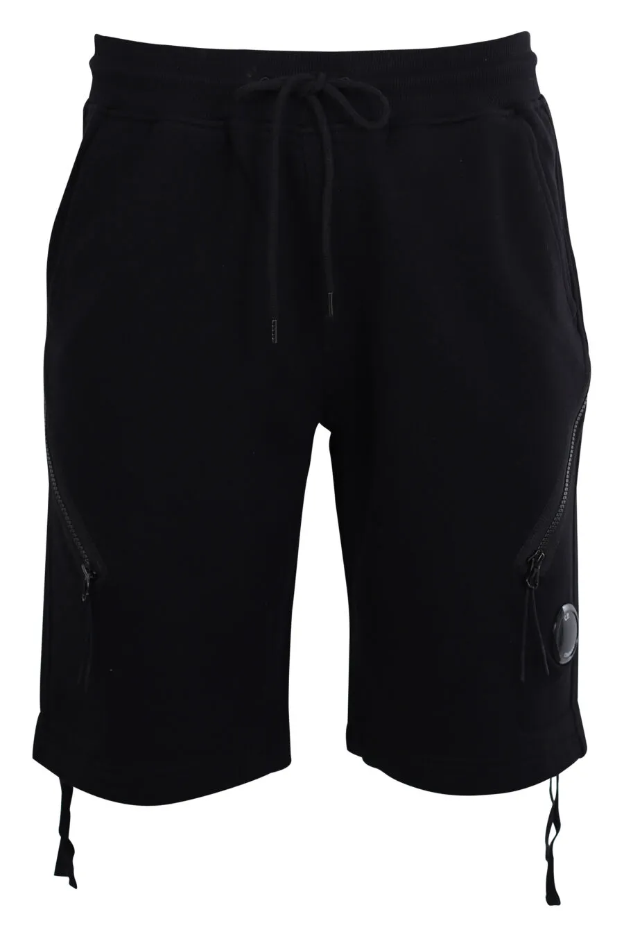 Pantalón corto negro estilo cargo con bolsillos diagonales y minilogo circular