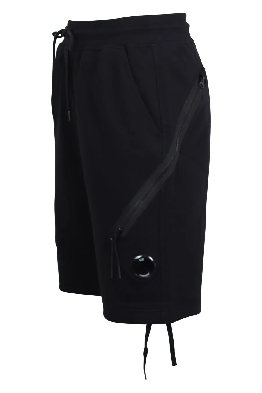 Pantalón corto negro estilo cargo con bolsillos diagonales y minilogo circular