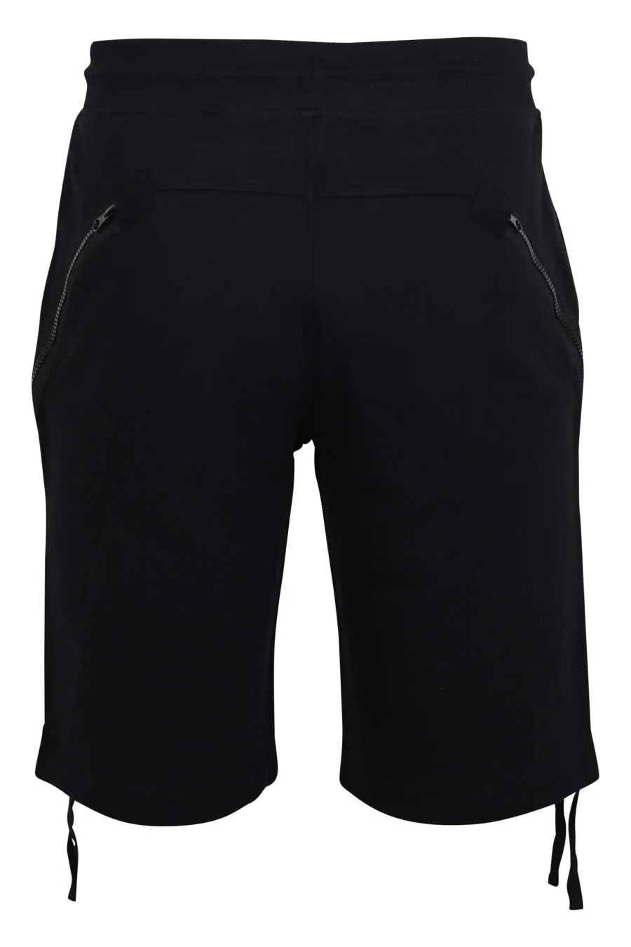 Pantalón corto negro estilo cargo con bolsillos diagonales y minilogo circular