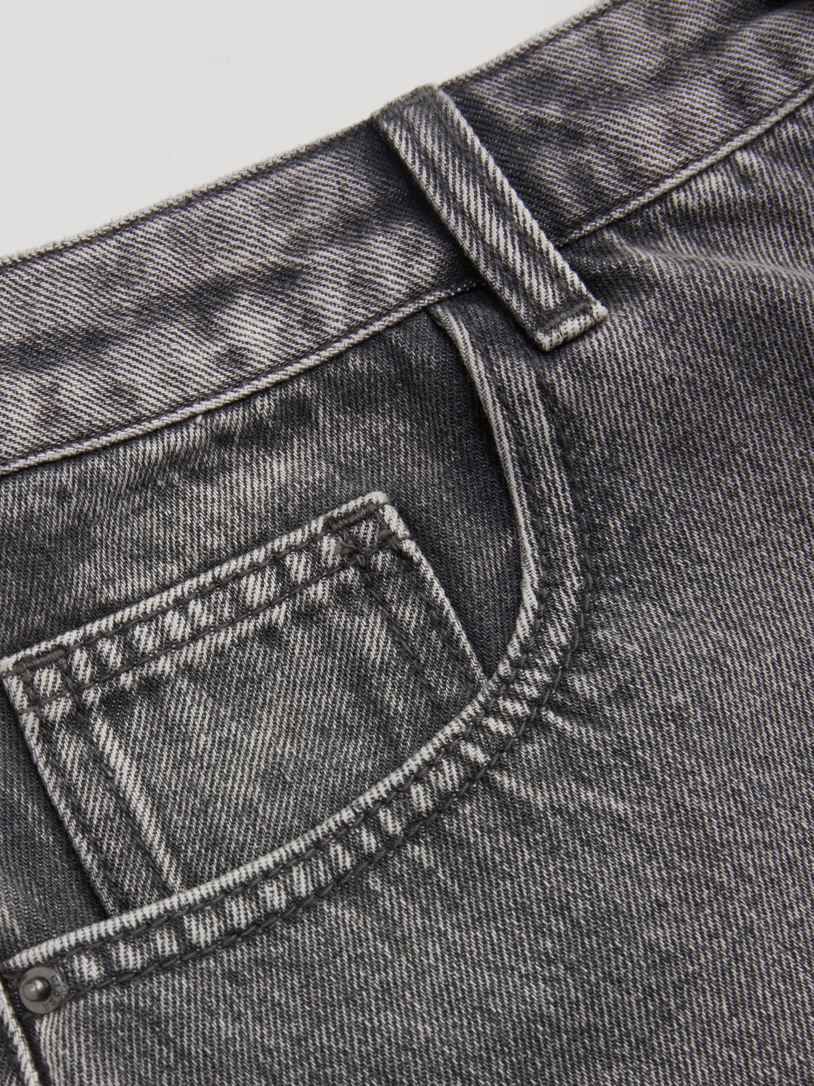 Pantalón corto vaquero de tiro medio sólido con bajo deshilachado y bolsillo
