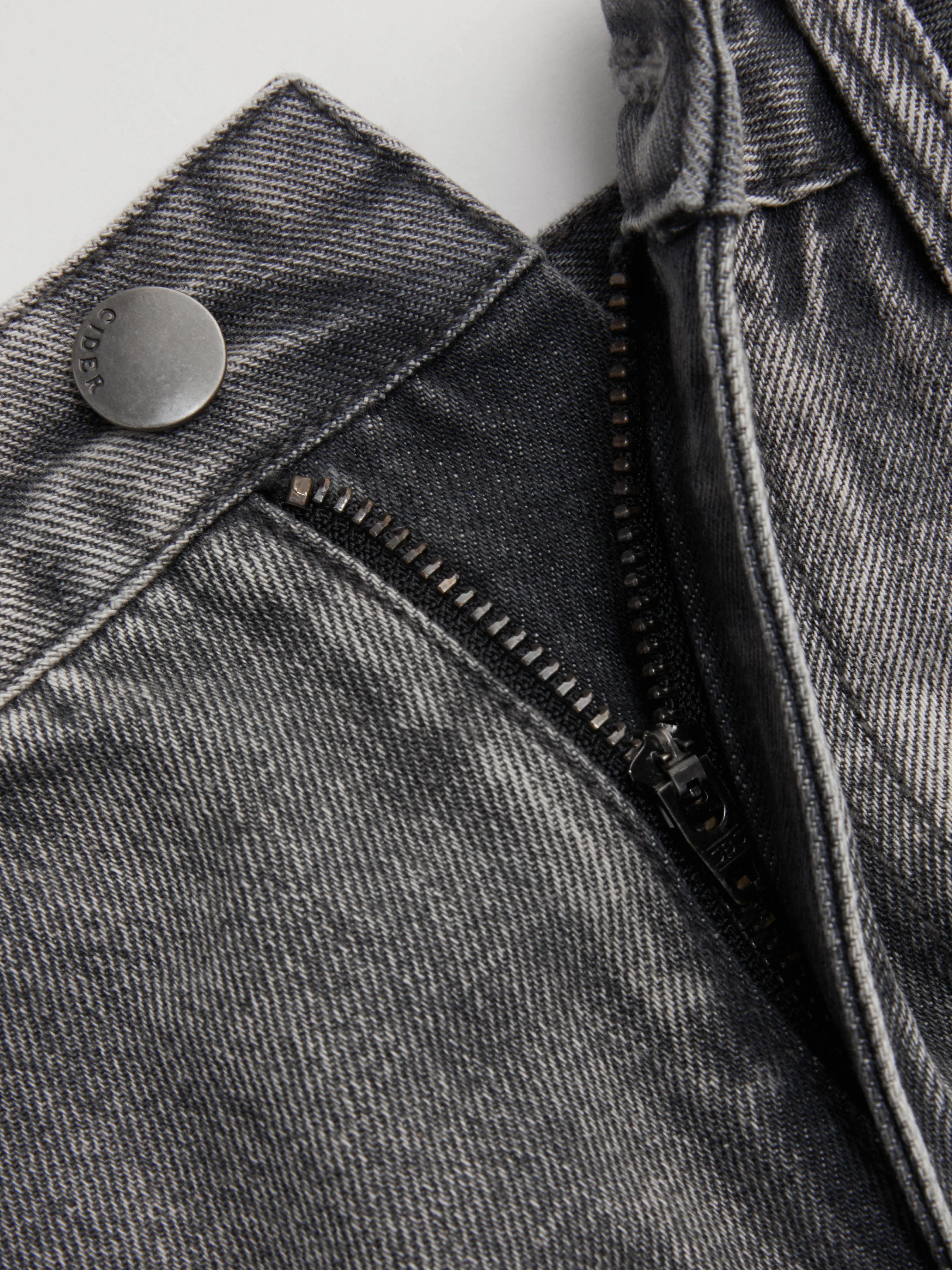 Pantalón corto vaquero de tiro medio sólido con bajo deshilachado y bolsillo