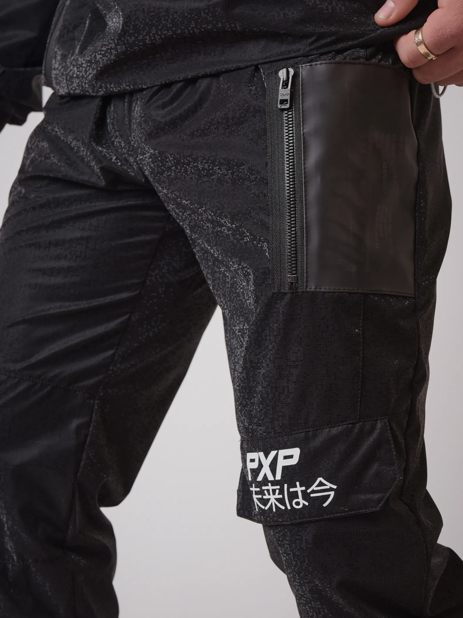 Pantalón de chándal con logotipo de inspiración japonesa