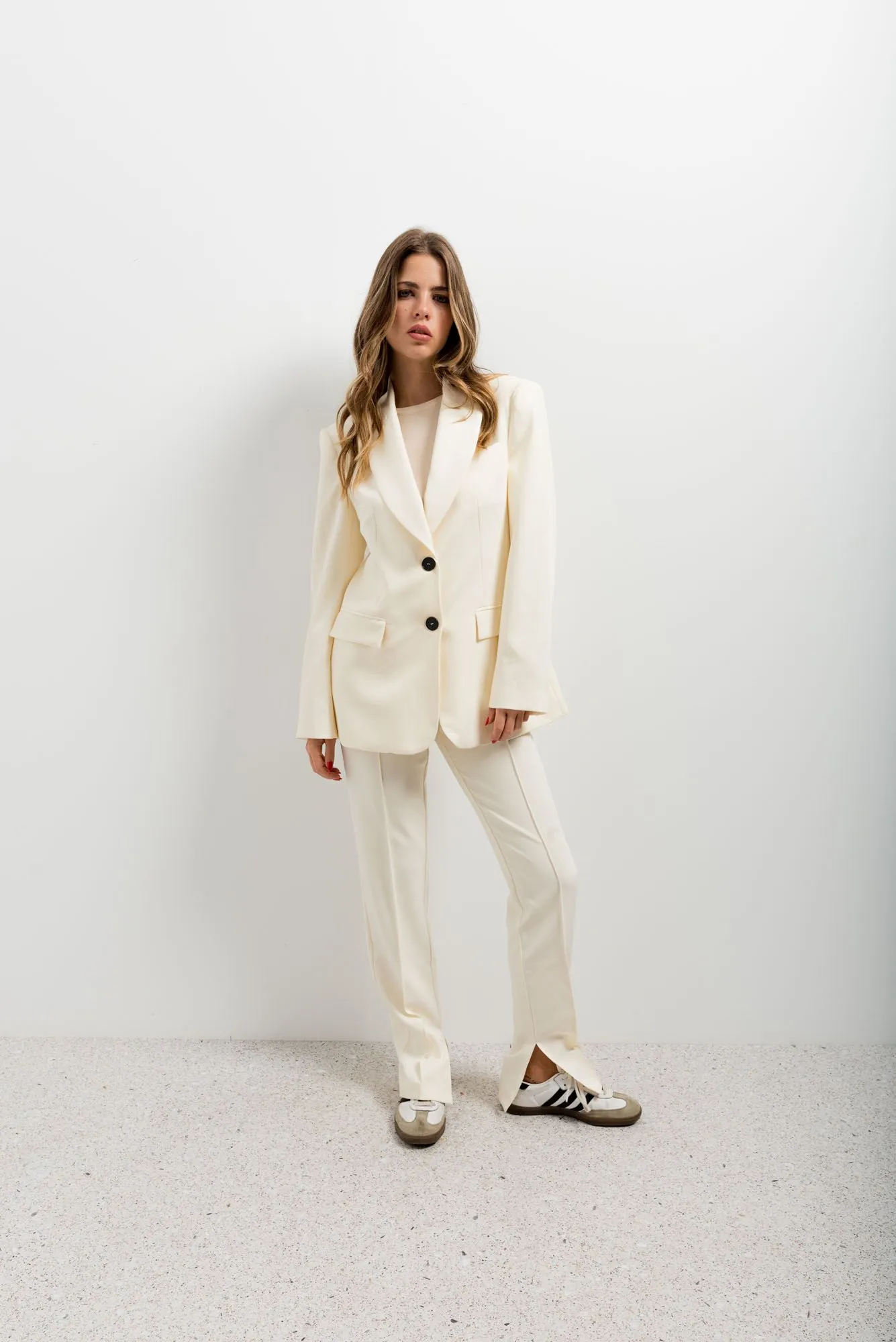 Pantalón recto con abertura lateral color vainilla para mujer