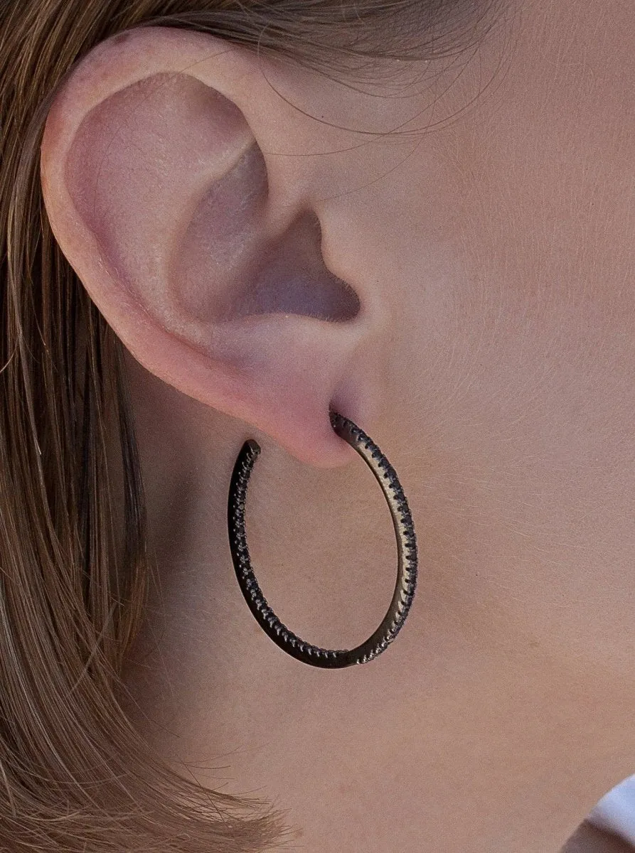 Pendientes aros medianos doble raíl de circonitas negras diseo cuadrado y bao de rutenio