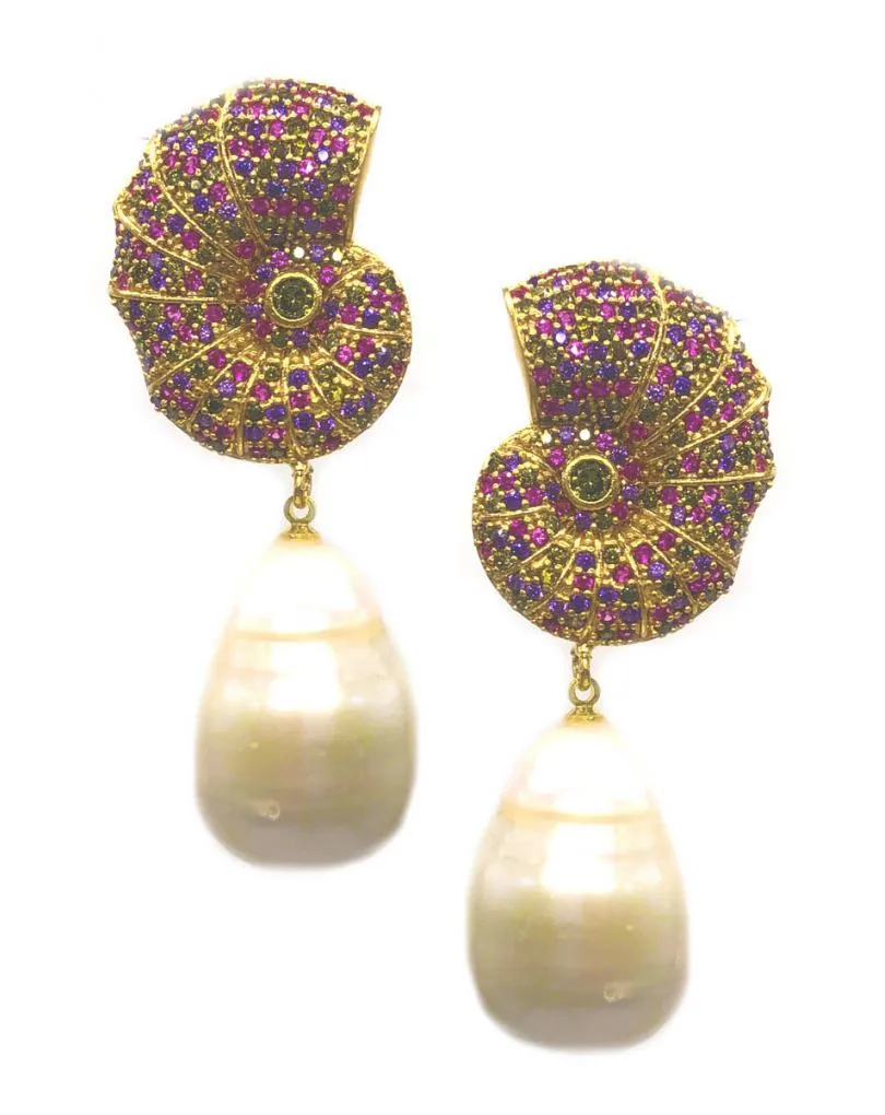 PENDIENTES DE ALTA BISUTERÍA CON CARACOLA EN CIRCONITAS MULTICOLOR Y GRAN PERLA BARROCA