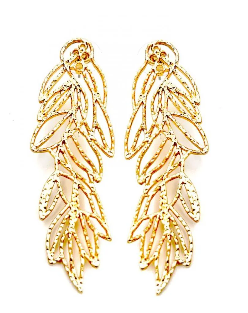 PENDIENTES DORADOS LARGOS PARA UN LOOK DE INVITADA PERFECTA