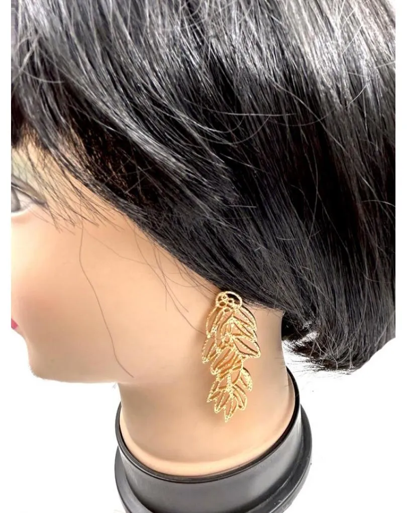 PENDIENTES DORADOS LARGOS PARA UN LOOK DE INVITADA PERFECTA