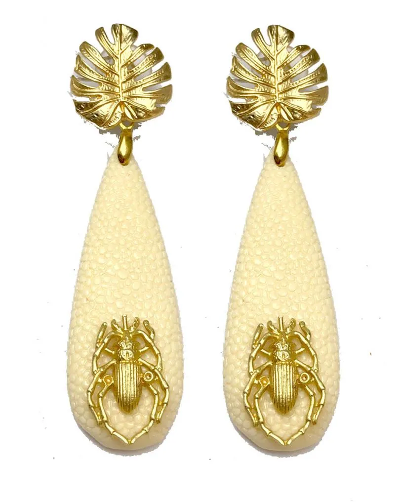 PENDIENTES LARGOS BLANCOS Y DORADOS COLECCION DE INSECTOS