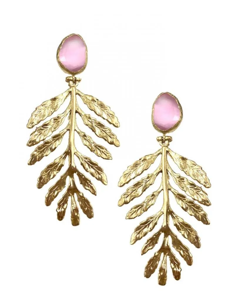 PENDIENTES LARGOS DORADOS DE VISTOSA HOJA Y PIEDRAS ROSAS