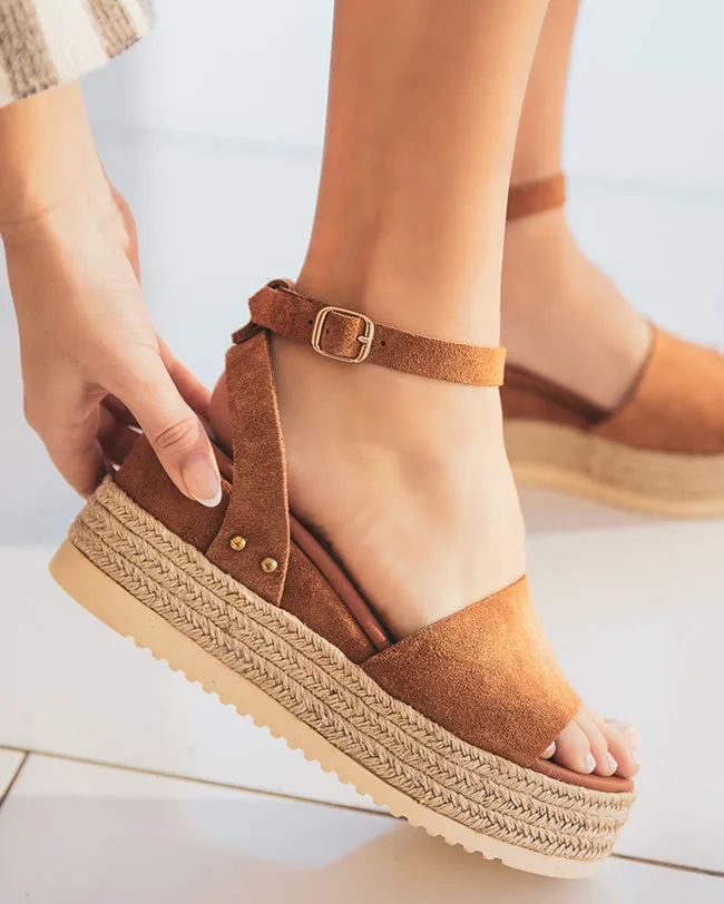 SANDALIA DE CUñA PARA MUJER DE CUERO EN COLOR CAMEL  MJNP92
