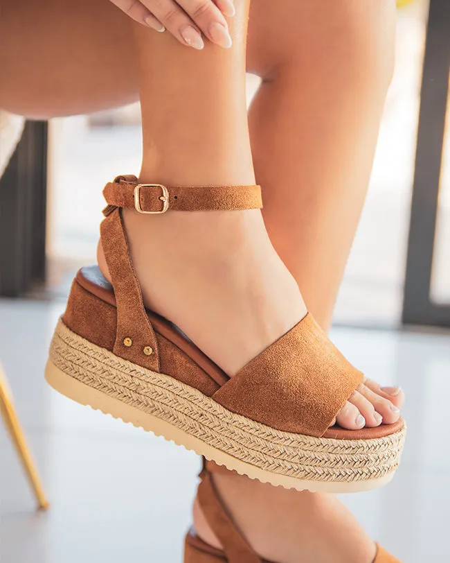 SANDALIA DE CUñA PARA MUJER DE CUERO EN COLOR CAMEL  MJNP92
