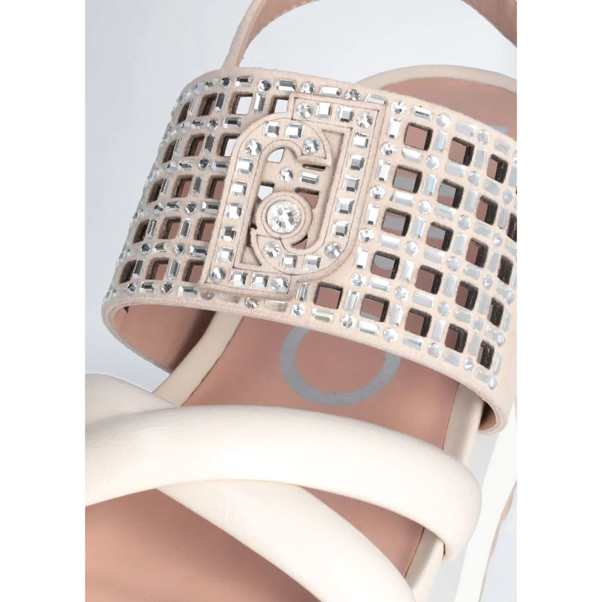 Sandalias con plataforma y tira decorativa