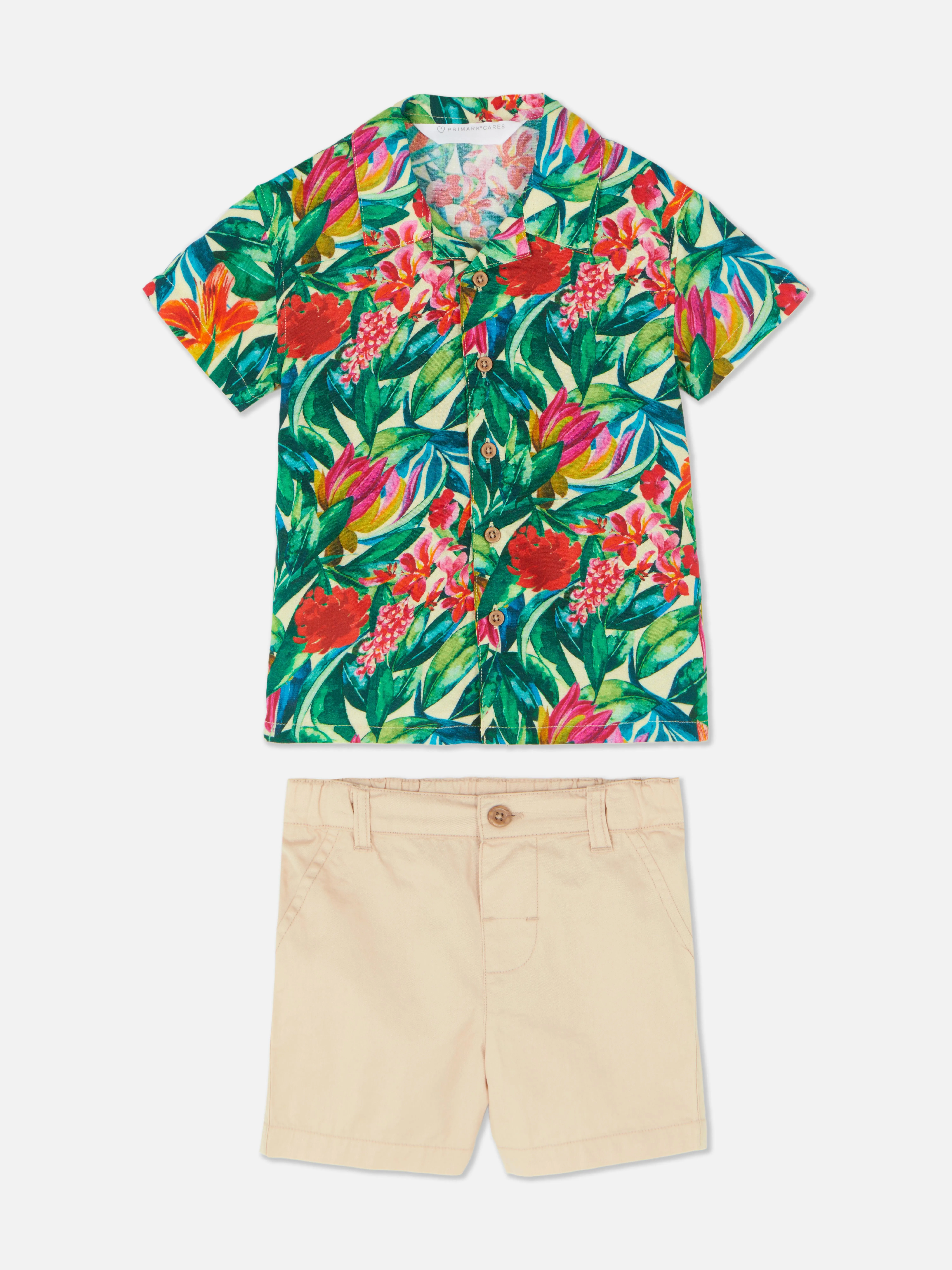Set de pantalones cortos y camisa tropical a juego