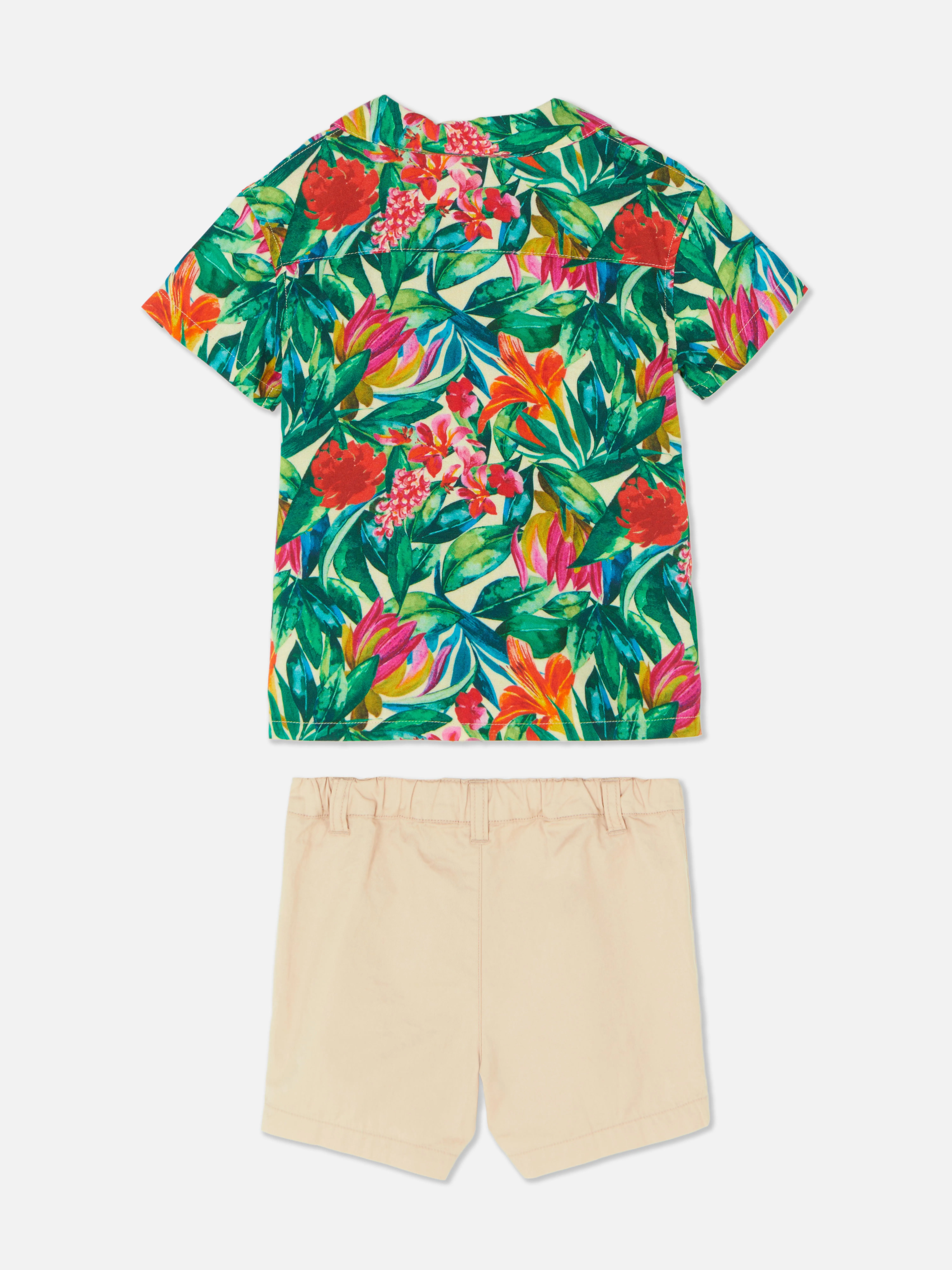 Set de pantalones cortos y camisa tropical a juego