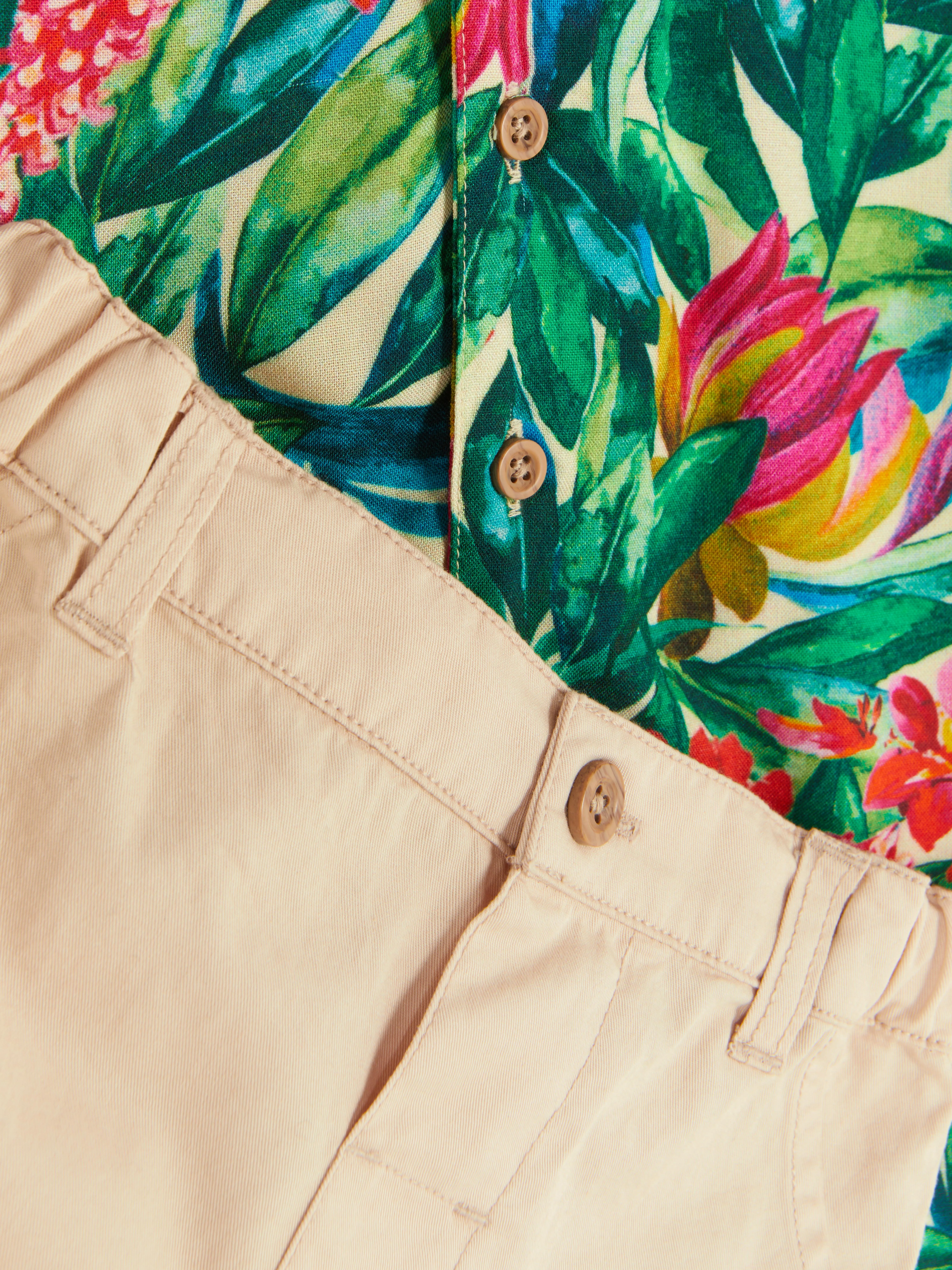Set de pantalones cortos y camisa tropical a juego