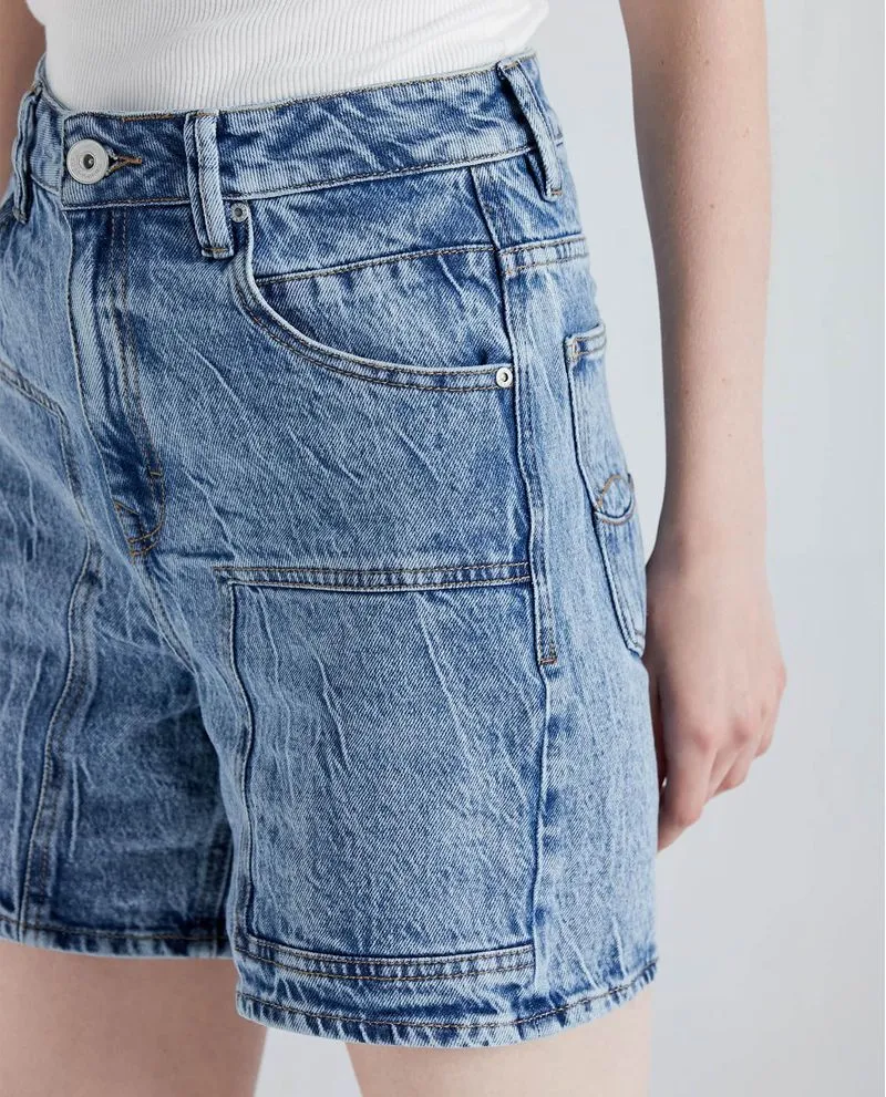 Short en denim tono medio para mujer