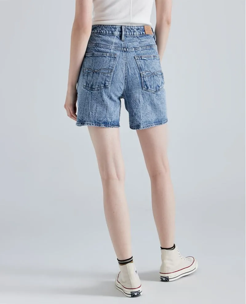 Short en denim tono medio para mujer