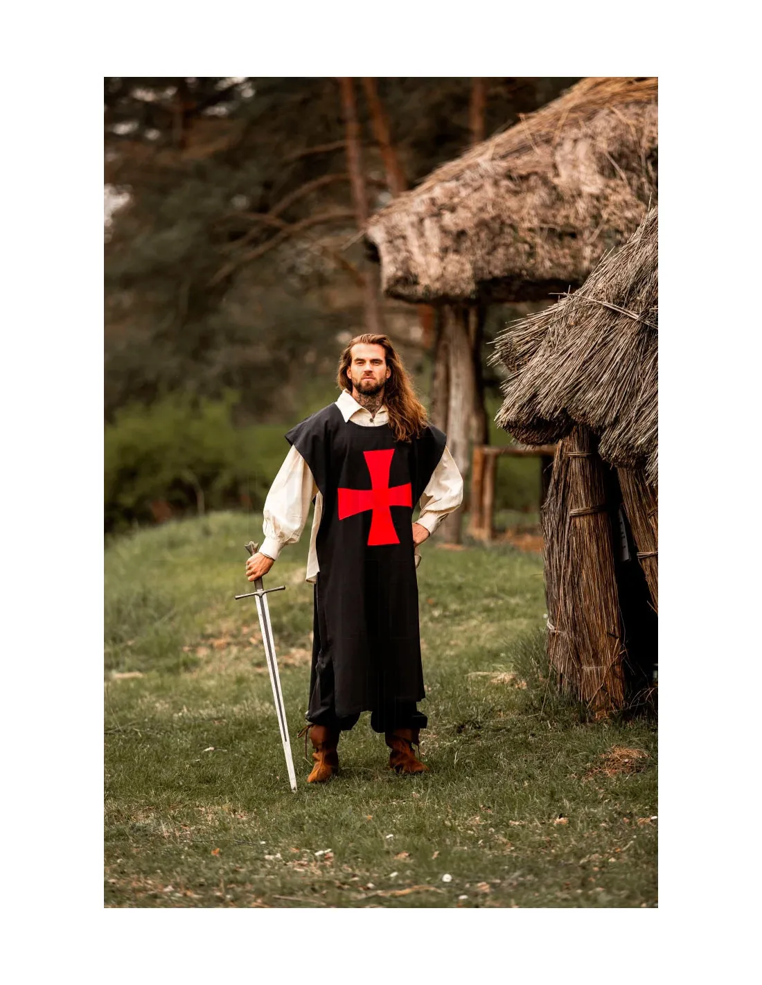 Sobrevesta negra con Cruz Templaria roja