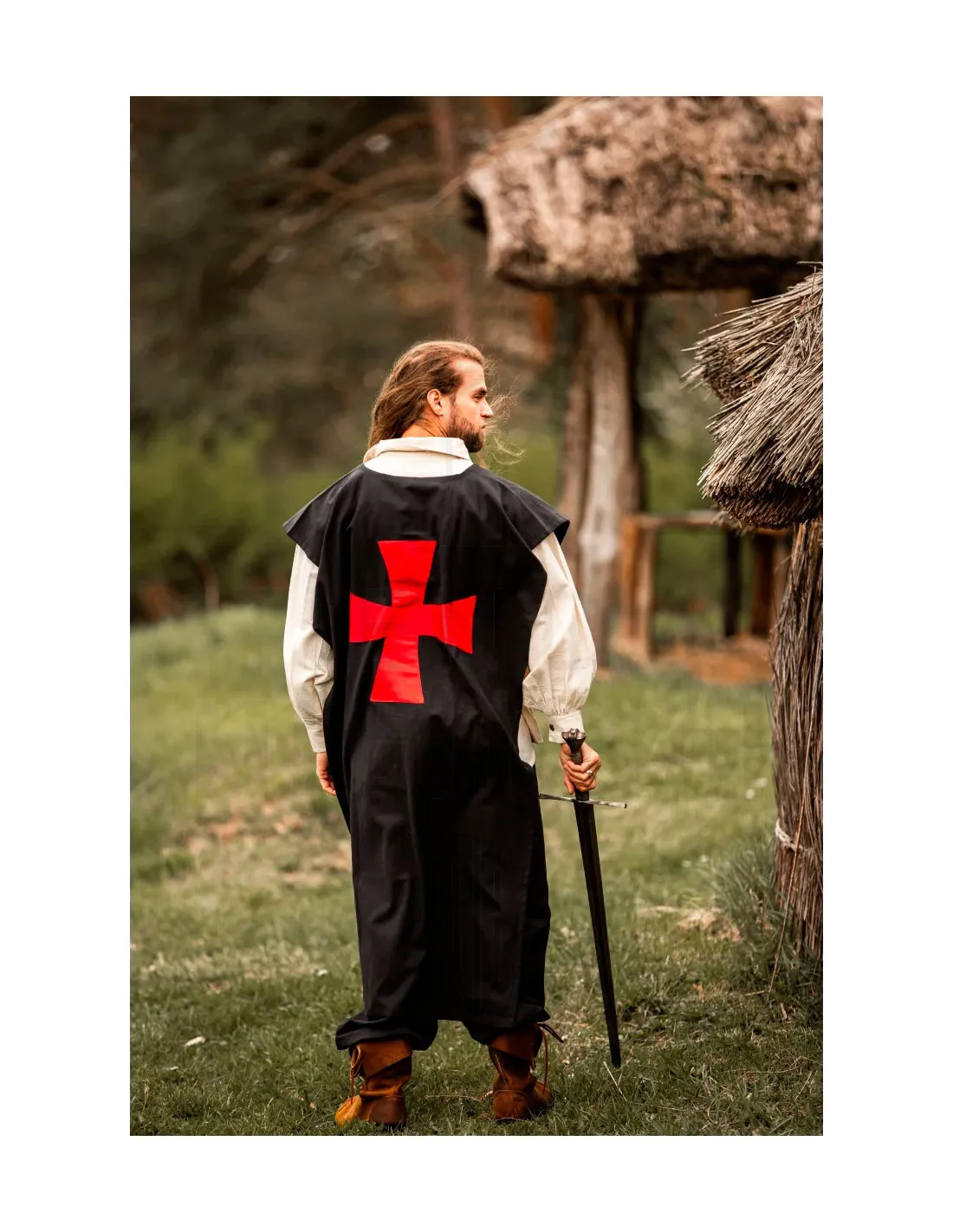 Sobrevesta negra con Cruz Templaria roja