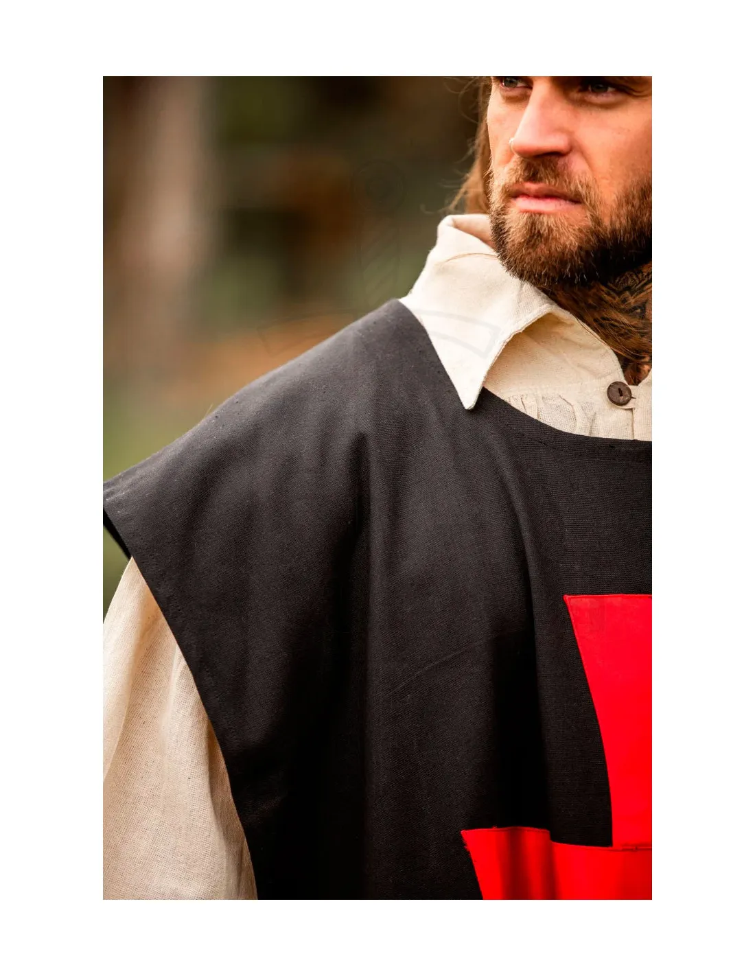 Sobrevesta negra con Cruz Templaria roja