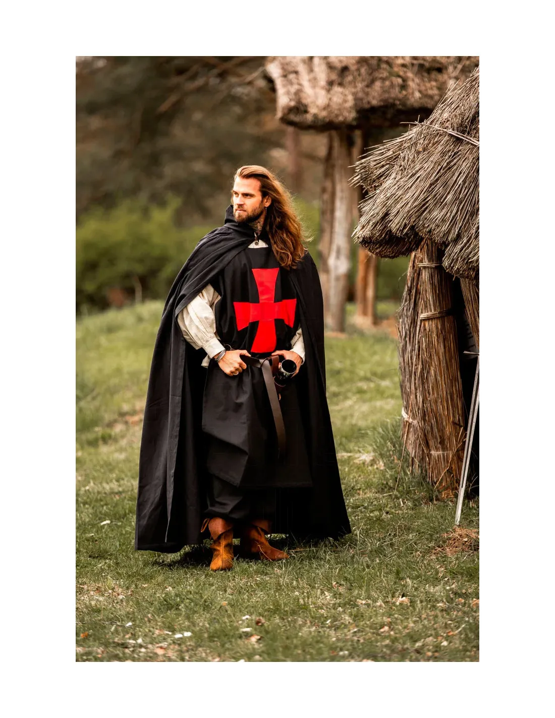 Sobrevesta negra con Cruz Templaria roja
