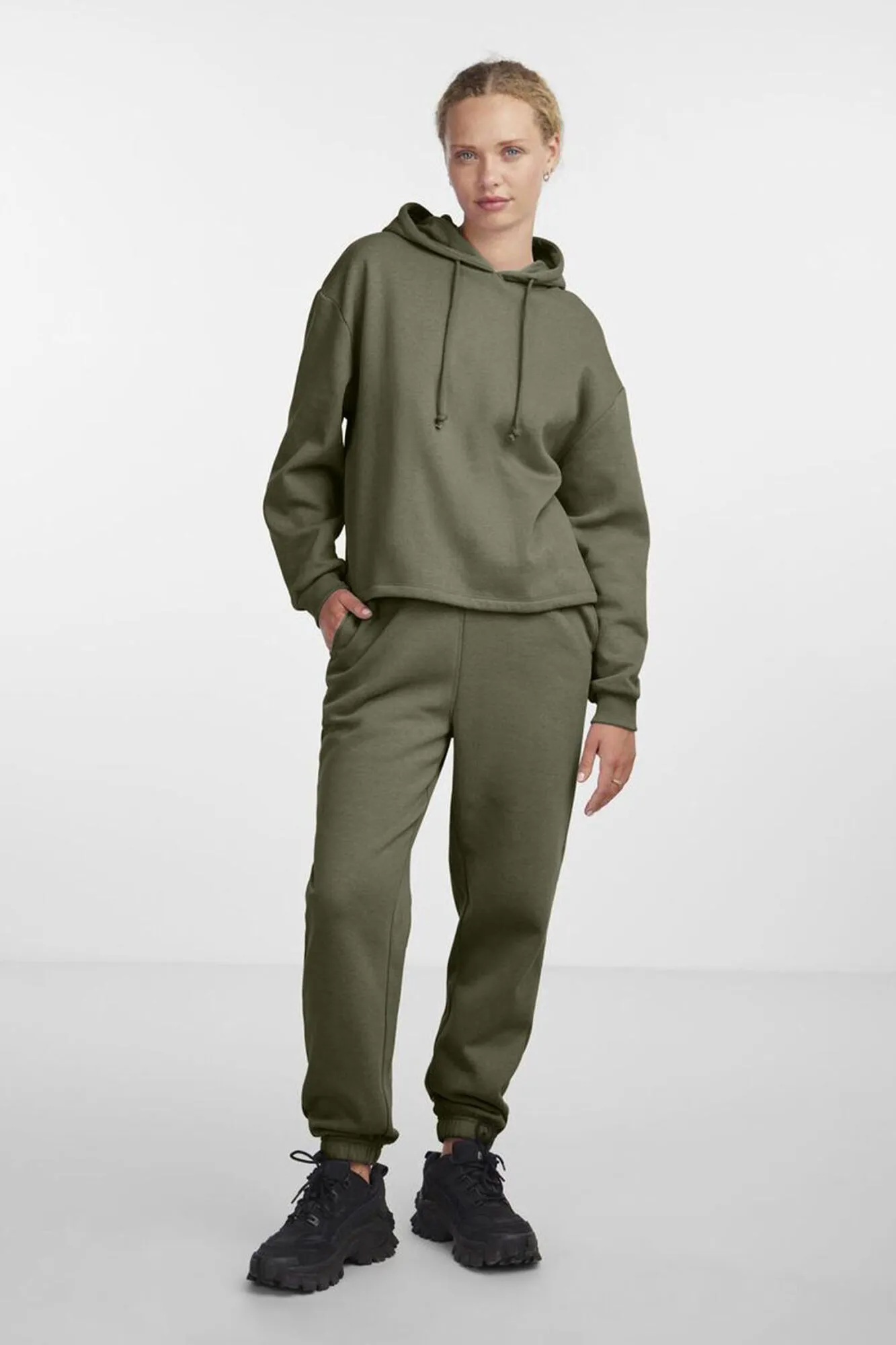 Sudadera básica con capucha
