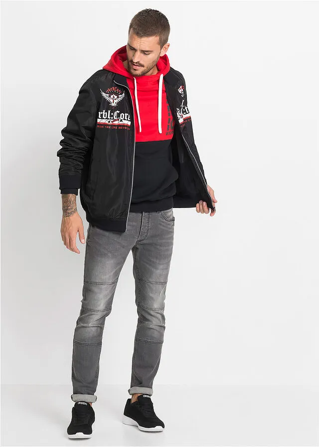 SUDADERA CON CAPUCHA Y CORTE SLIM NEGROROJO ESTAMPADO