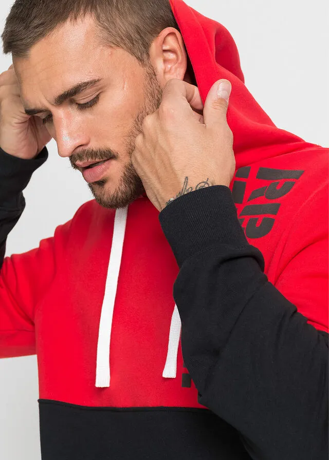 SUDADERA CON CAPUCHA Y CORTE SLIM NEGROROJO ESTAMPADO