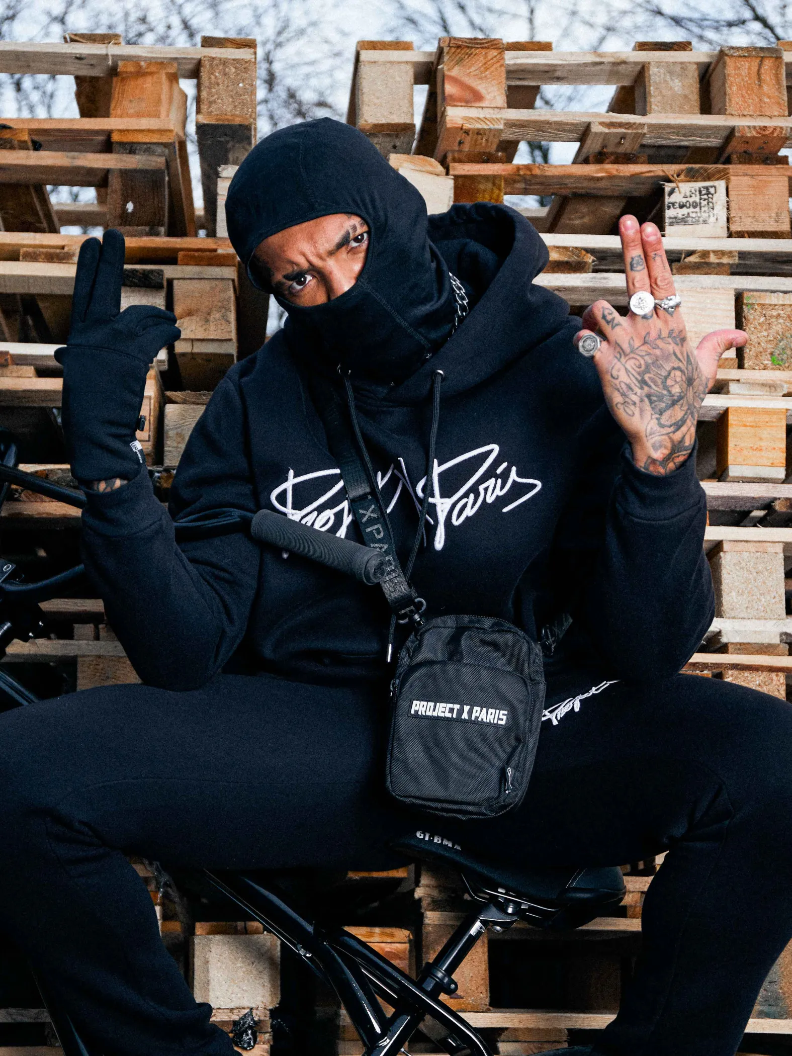 Sudadera con capucha y logotipo bordado
