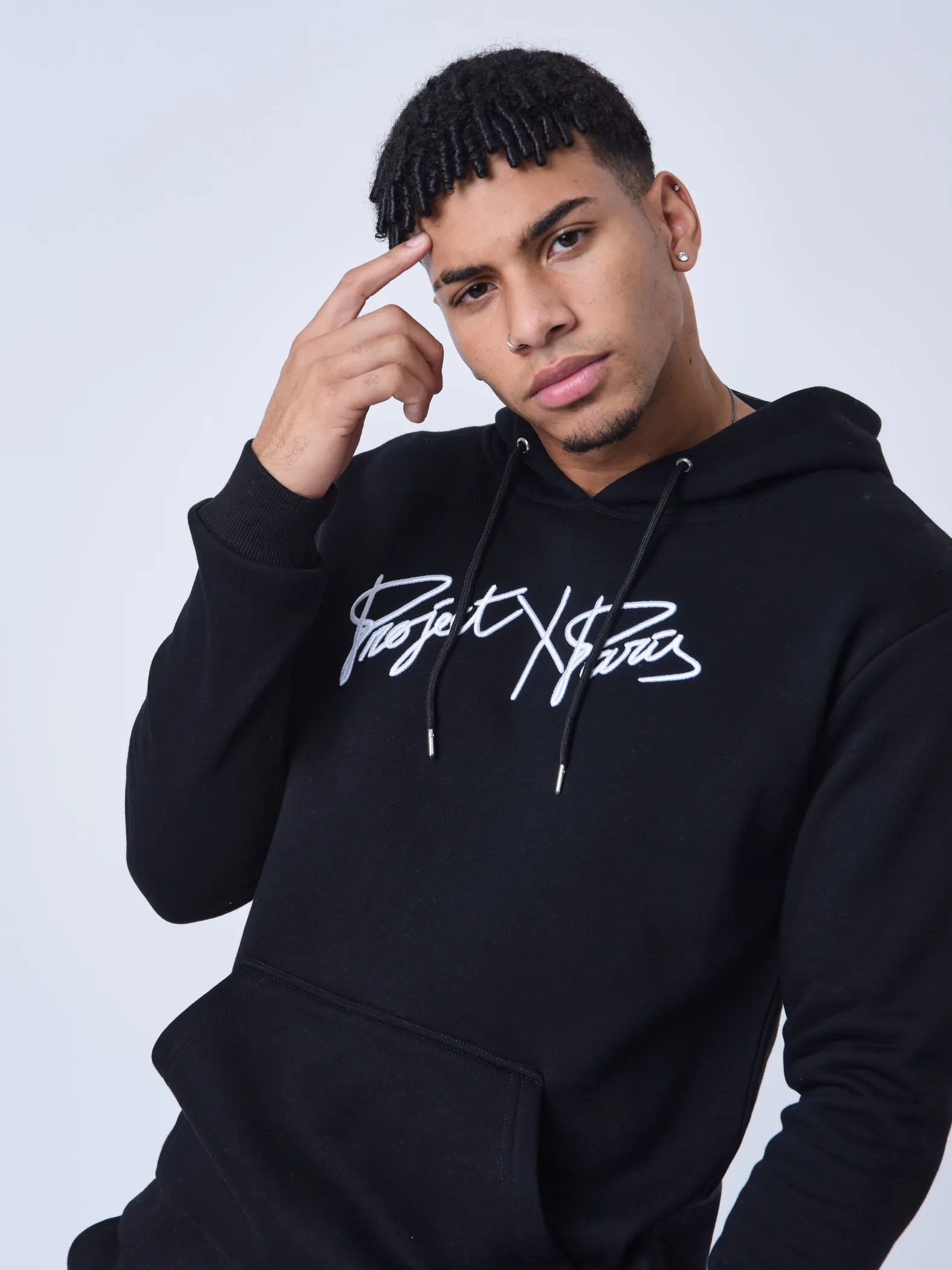 Sudadera con capucha y logotipo bordado