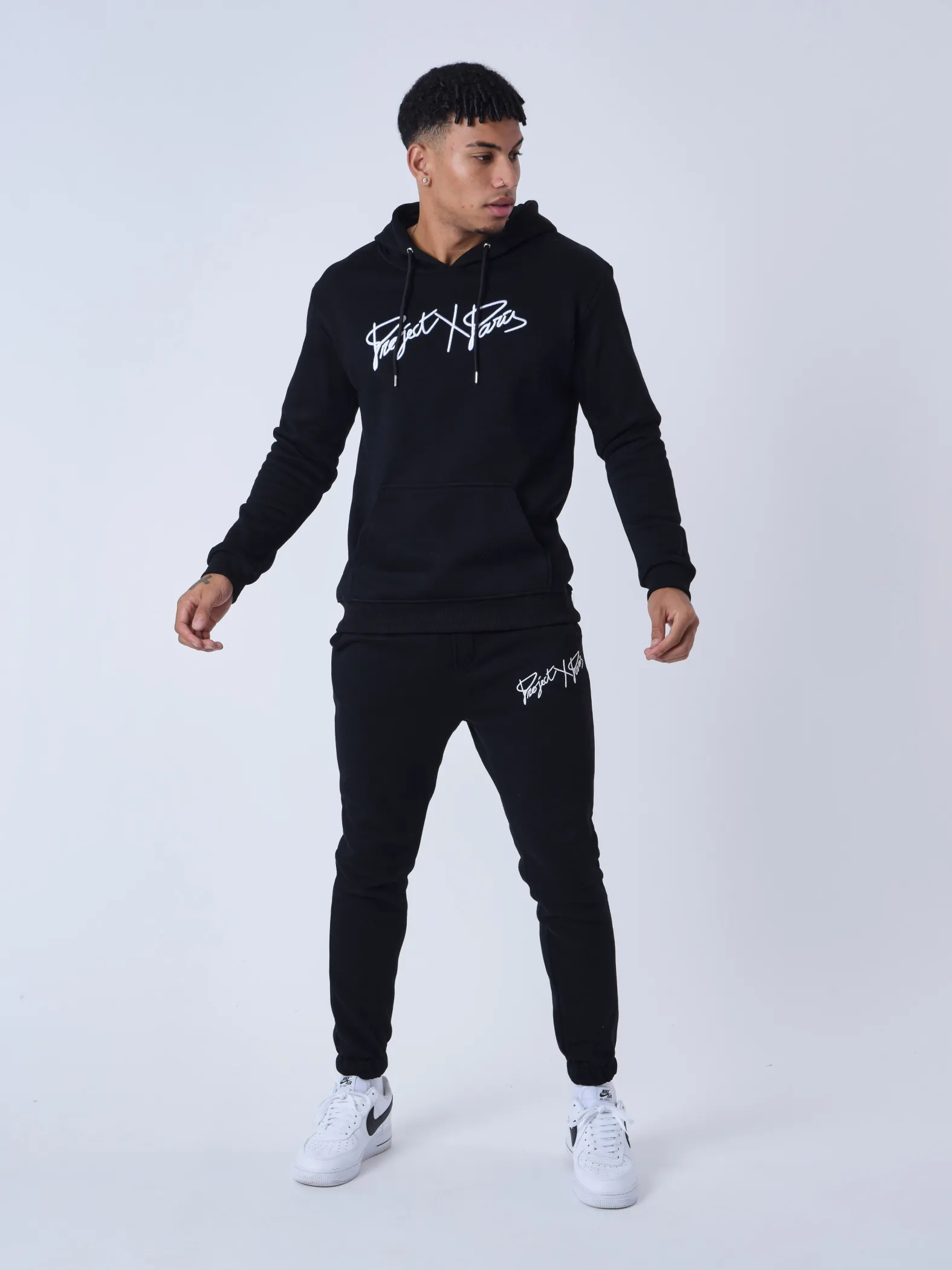 Sudadera con capucha y logotipo bordado