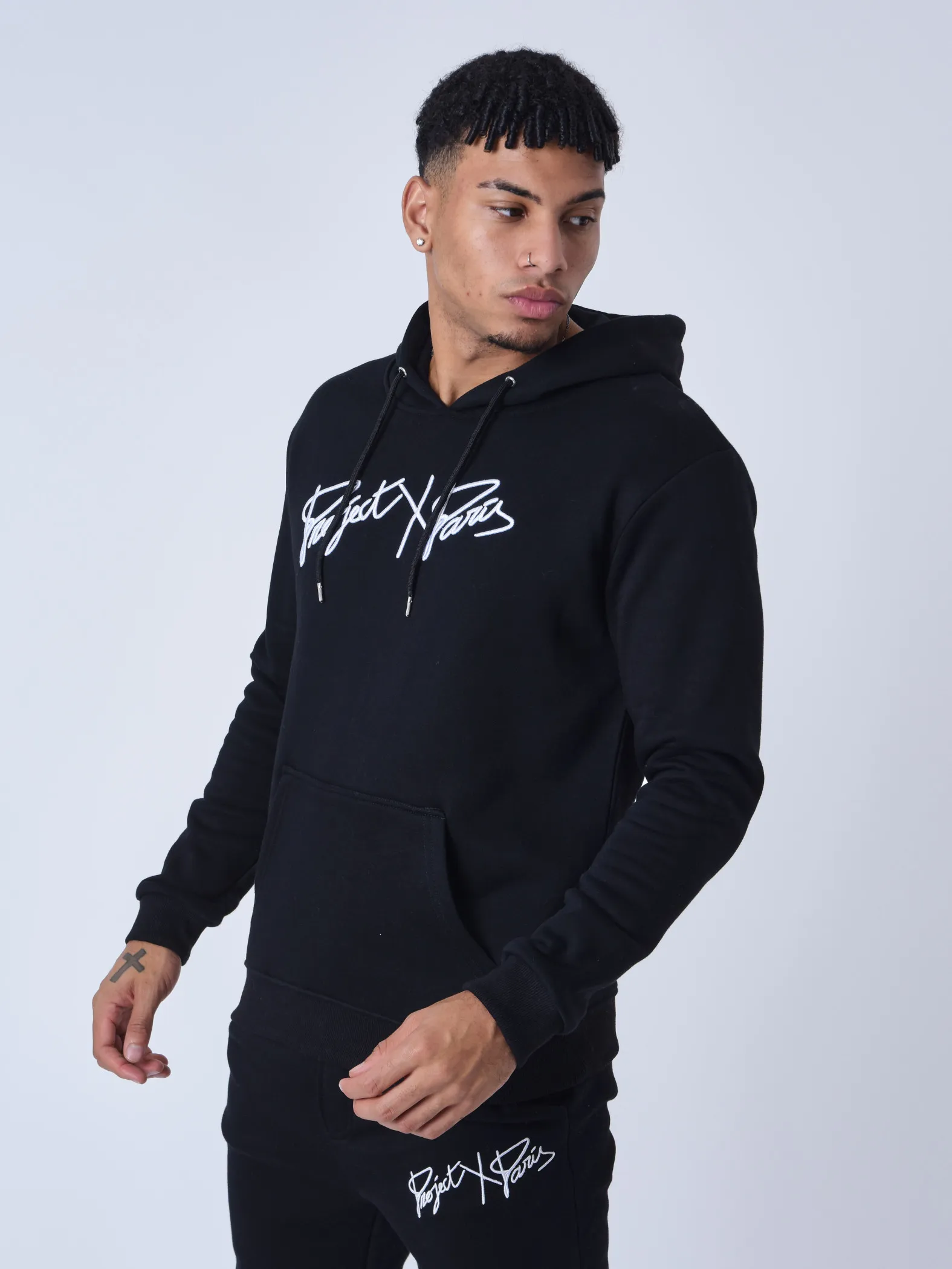 Sudadera con capucha y logotipo bordado