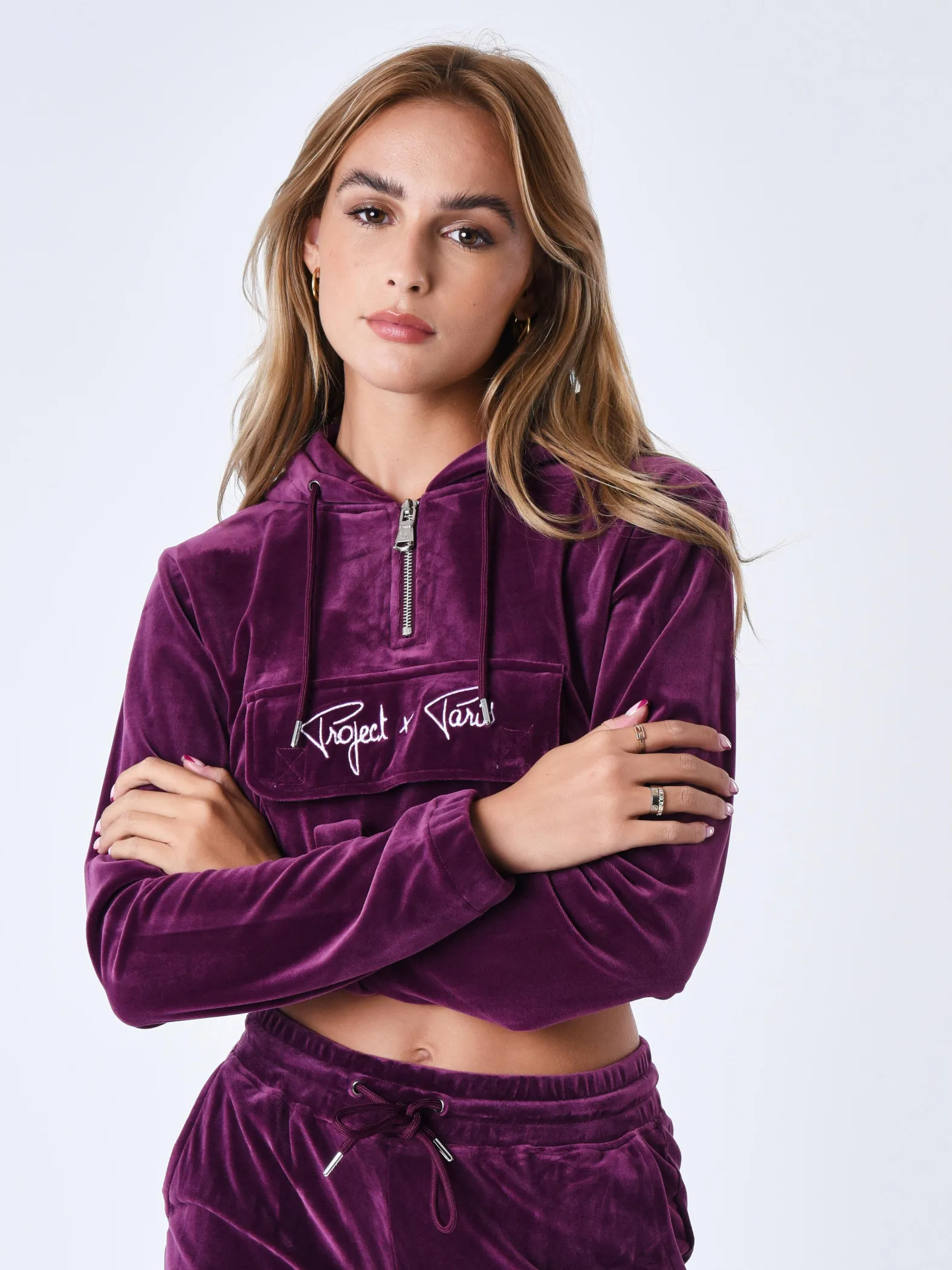 Sudadera corta de terciopelo con capucha