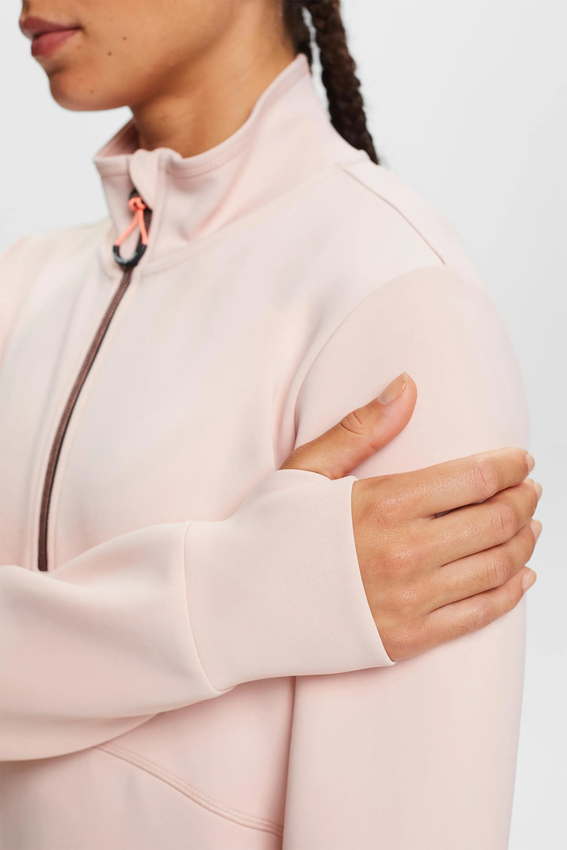 Sudadera deportiva con cremallera hasta el centro del pecho