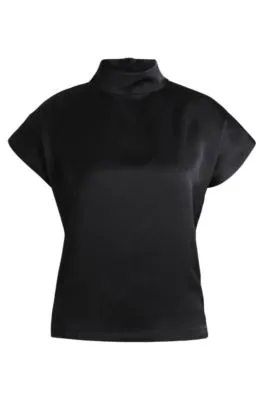Top de cuello medio en raso fluido