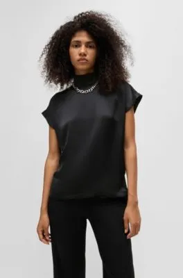 Top de cuello medio en raso fluido