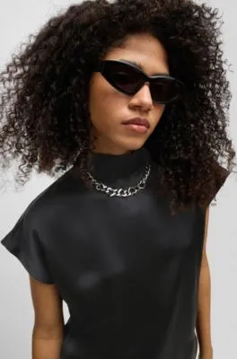 Top de cuello medio en raso fluido