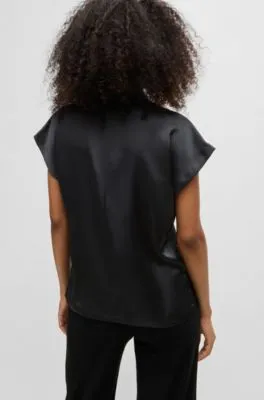 Top de cuello medio en raso fluido