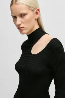 Top sin mangas con cuello medio y detalles con aberturas