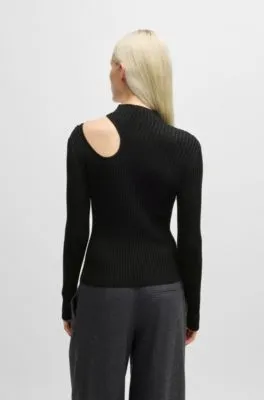 Top sin mangas con cuello medio y detalles con aberturas