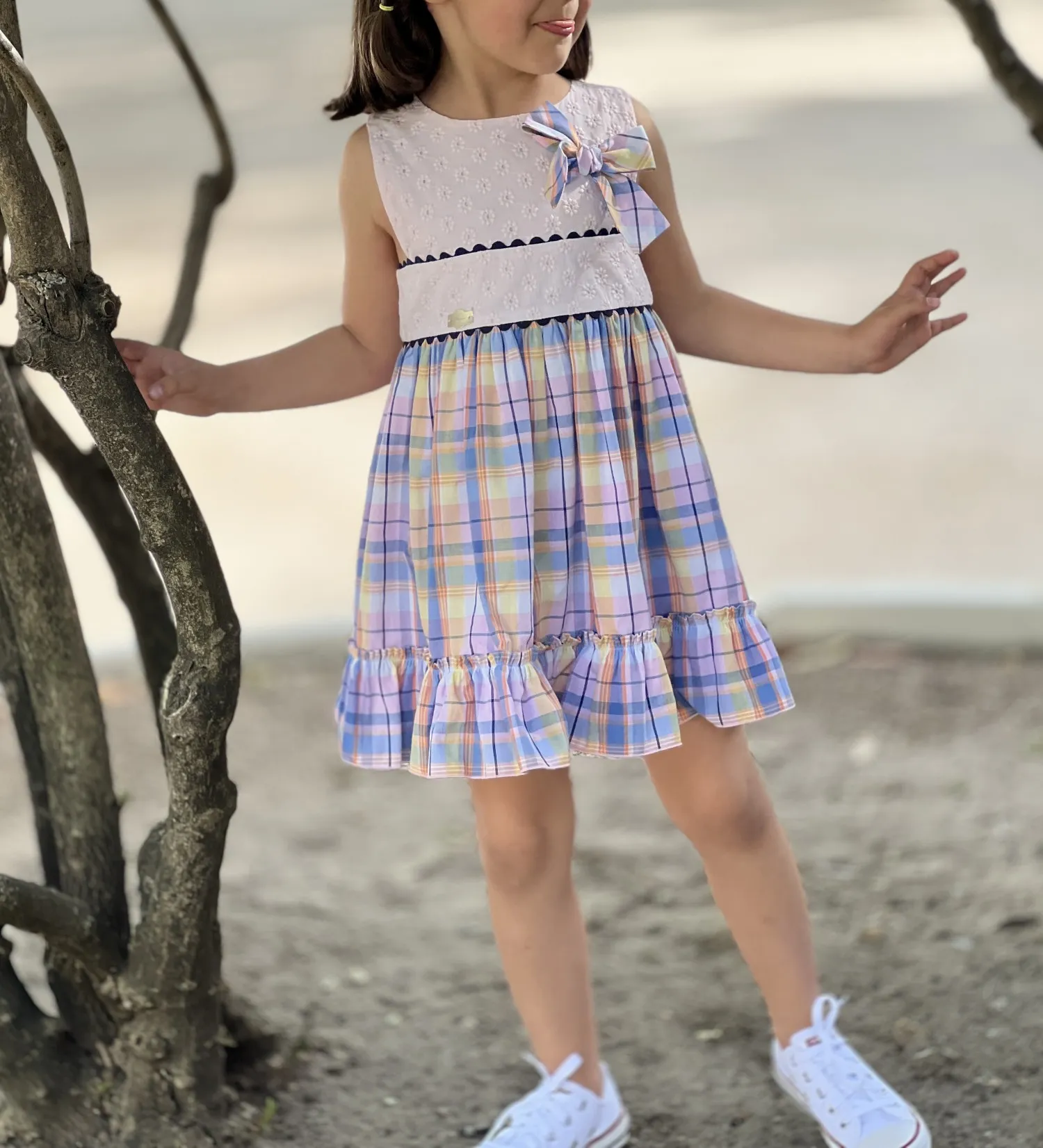 Vestido con cuerpo bordado y cuadritos.