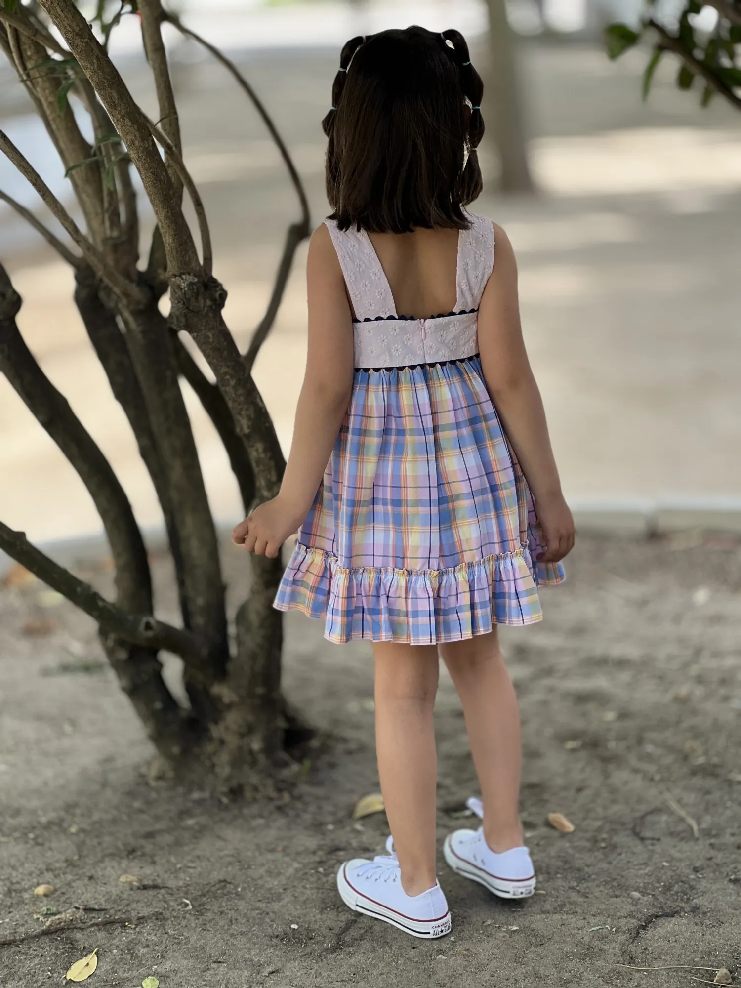 Vestido con cuerpo bordado y cuadritos.