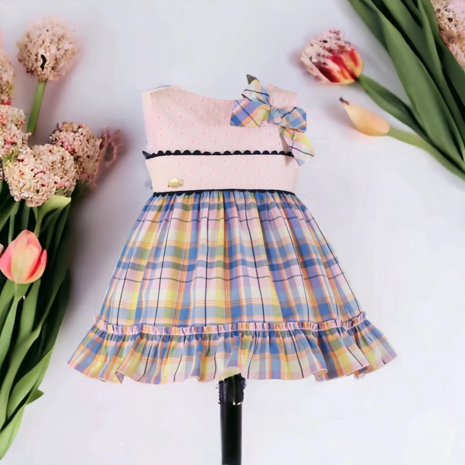 Vestido con cuerpo bordado y cuadritos.